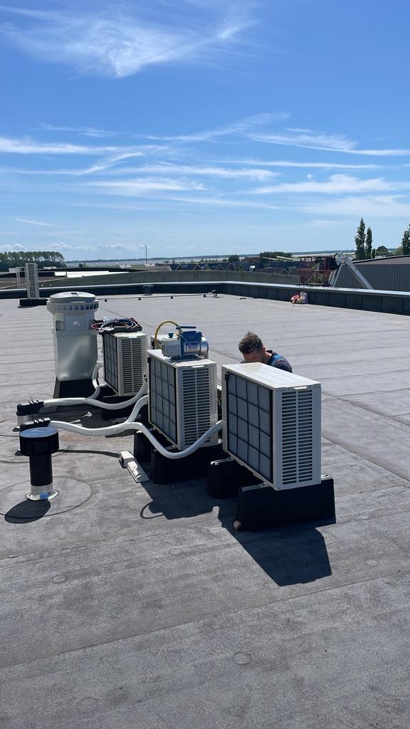 Airconditioning op het dak van het kantoorpand in Woudsend