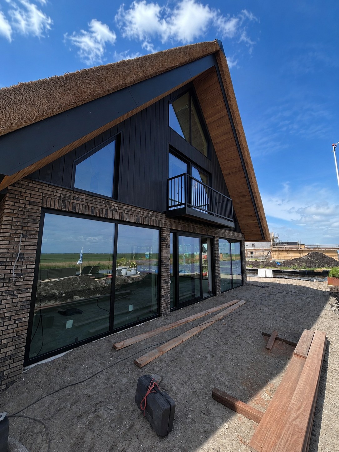 Nieuwbouw woning in Lemmer tijdens de afbouw