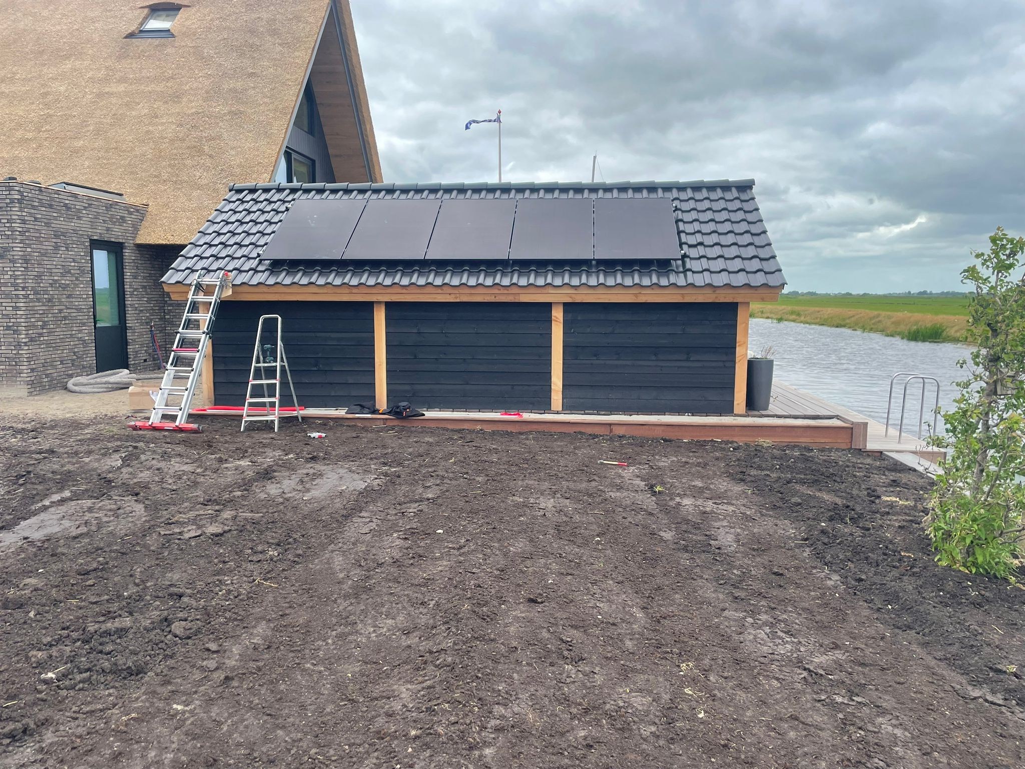 Zonnepanelen op het bijgebouw van de nieuwbouw woning