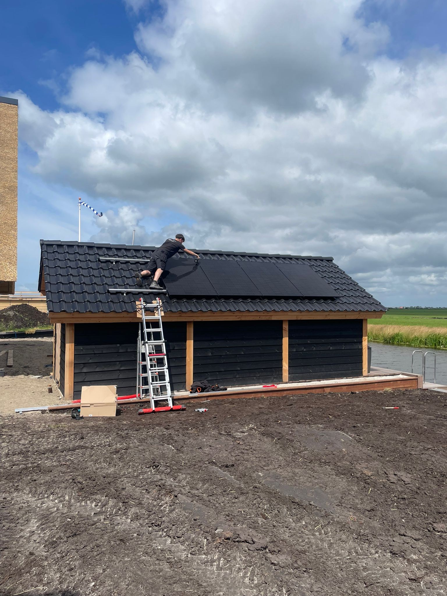 Montage van zonnepanelen bij de nieuwbouw woning in Lemmer